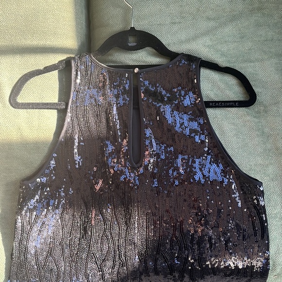 Banana Republic black sequinned top. Size 4 - Picture 4 of 6